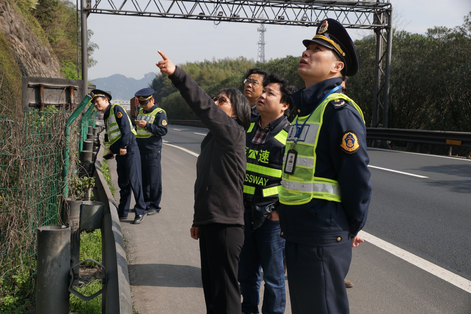 1 圖為檢查組對黃土嶺隧道溫向入口修復(fù)后的高邊坡進行檢查3.JPEG